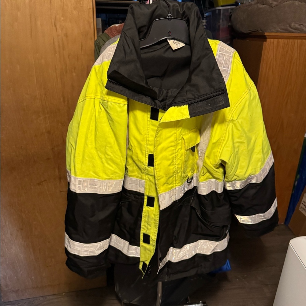 Men's High-Visibility Yellow and Black Ski Jacket